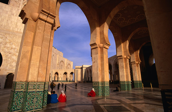 el impresionante interior de la Gran Mezquita de Casablanca